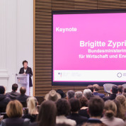 Ministerin Brigitte Zypries hielt die Keynote bei der "Start-up Night der Kreativen".