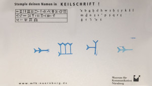 AUMA in Keilschrift im Museum für Kommunikation Nürnberg