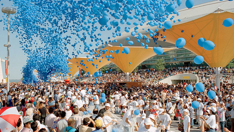 Ein blaues Meer aus Luftballons passend zum Motto „Die Ozeane: Ein Erbe für die Zukunft“ in Lissabon 1998. – © BIE
