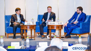 left: presenter Mao Daben, Shenzhen World Exhibition Center; middle: Daniel McKinnon, Chairperson of the Board of the International Association of Exhibitions and Events (IAEE); right: Marco Spinger, AUMA